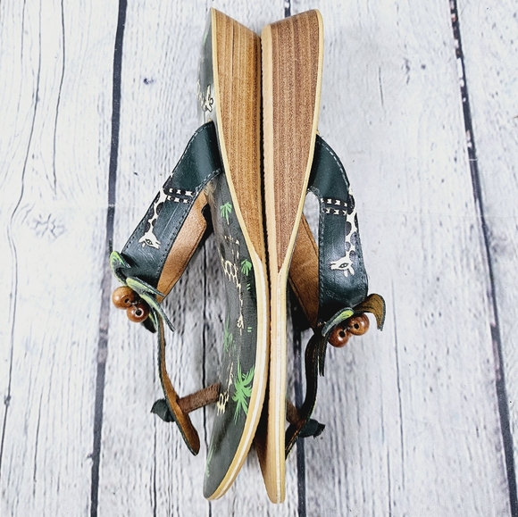 Palm tree & giraffe wedge thong sandals - Picture 4 of 9